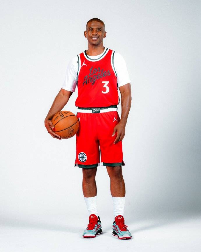 保罗出现在三号球衣中:泪水退回快船新闻发布会